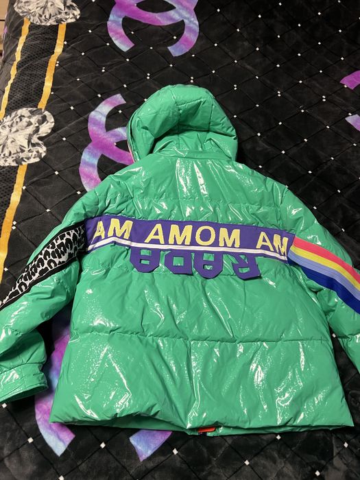 Яркая куртку на холодную осень теплую зиму