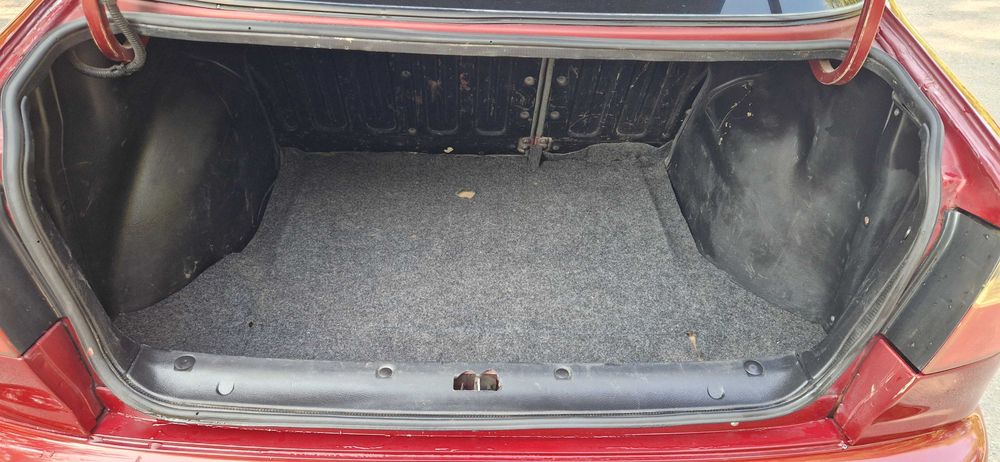 Деу Ланос 1.5 червоний