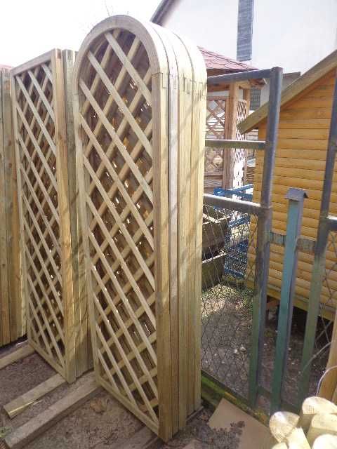 Płot - pergola z łukami i kratka