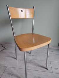 krzesła metalowe z drewnianym siedziskiem