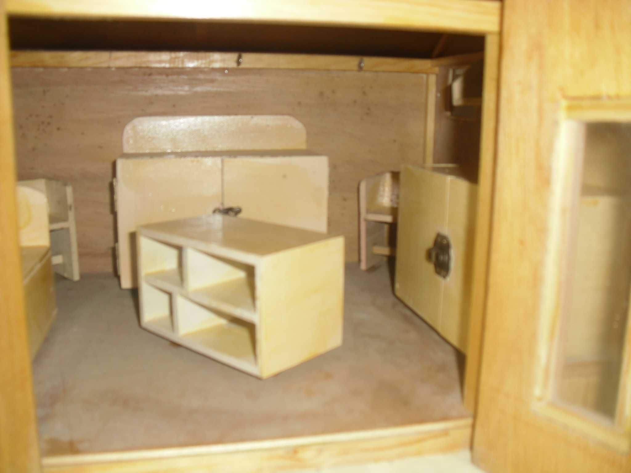 casa em paus de fosforo com mobiliário