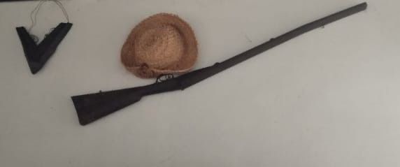 Espingarda antiga – peça de coleção com cartucheira / old riffle