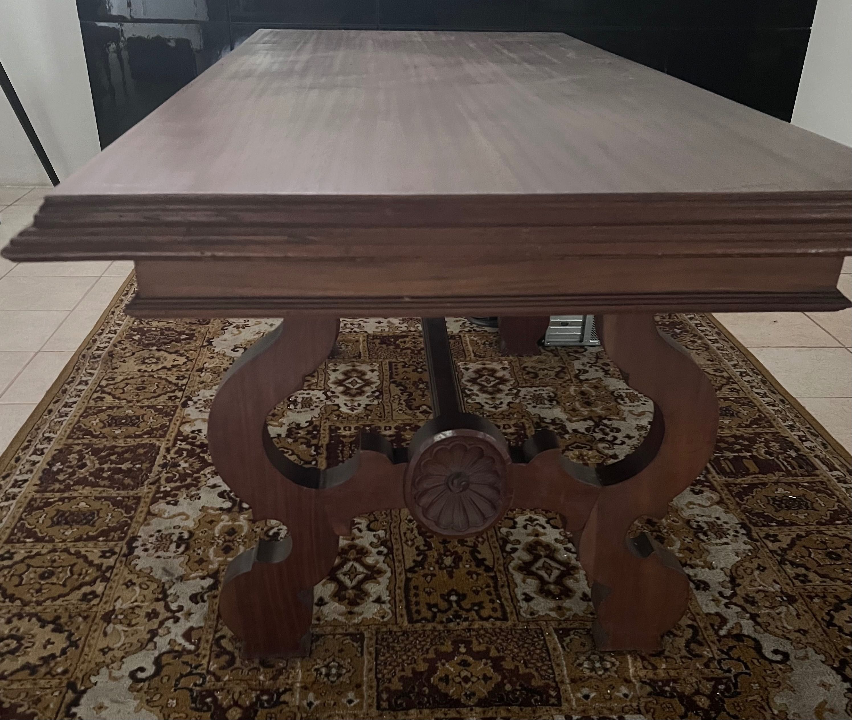 Mesa de madeira maciça