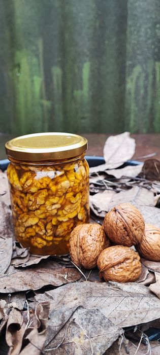 Волоські горіхи з медом