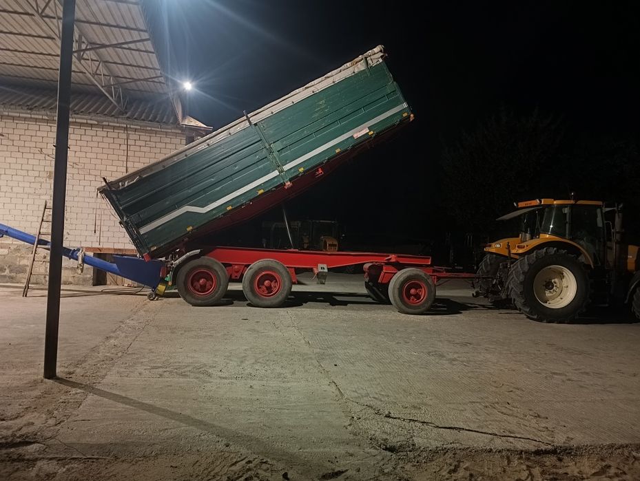 Przyczepa trzyosiowa trójstronny wywrot