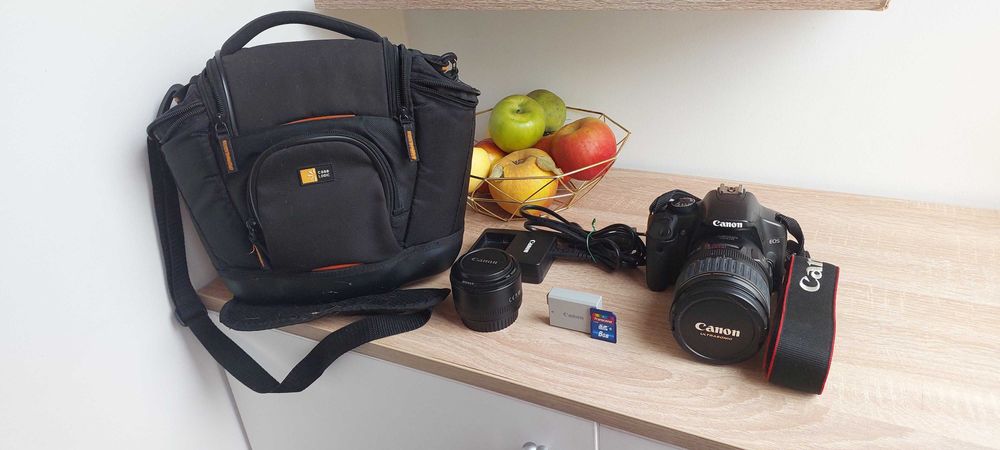 Цифровий зеркальний фотоапарат Canon EOS 450D з сумкою і об'єктивами