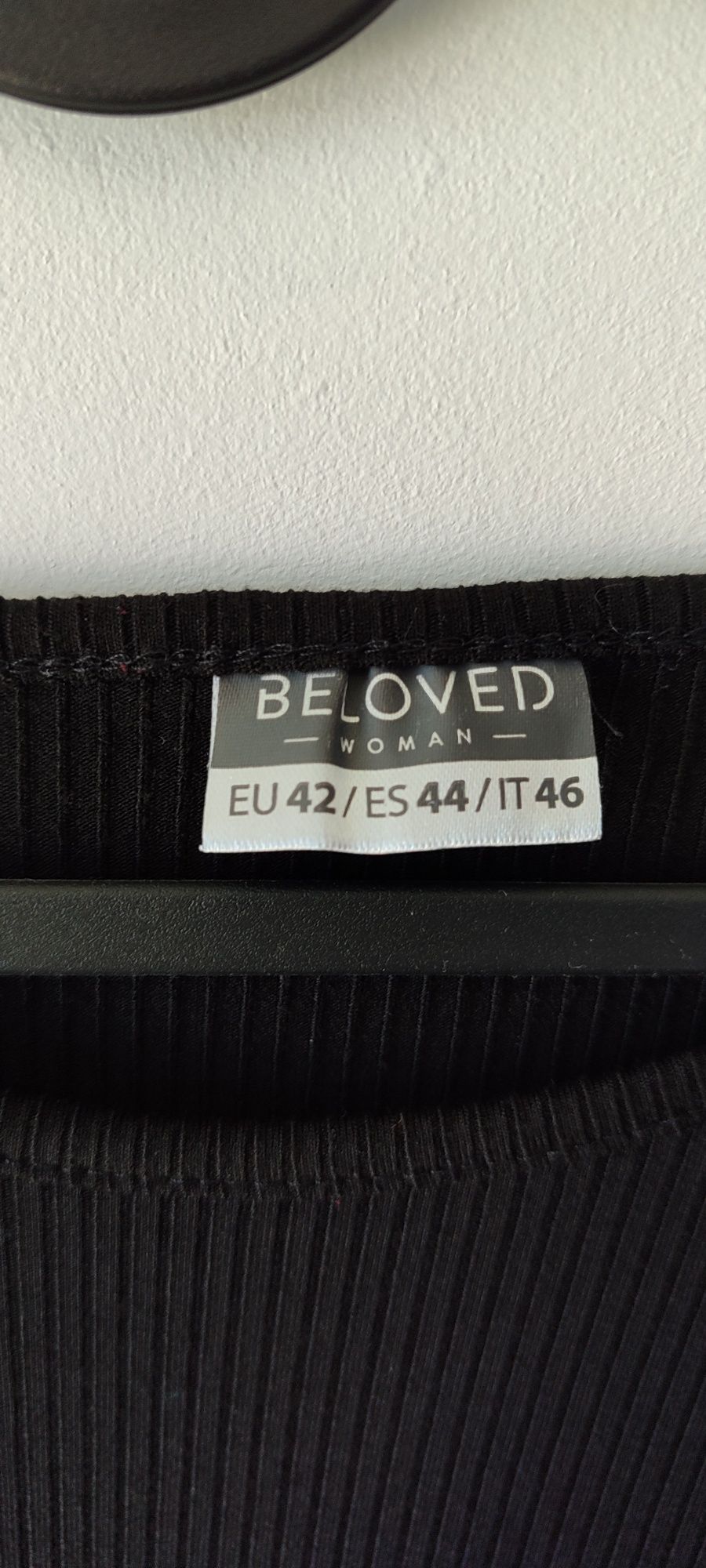 Czarna dopasowana prążkowana sukienka midi, 
Marka: beloved 
Rozmiar: