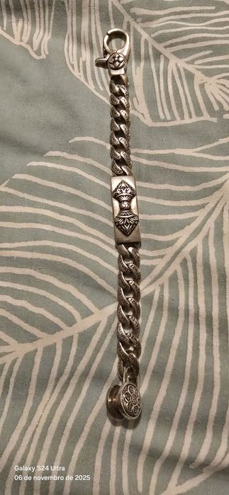 Pulseira grossa de prata.