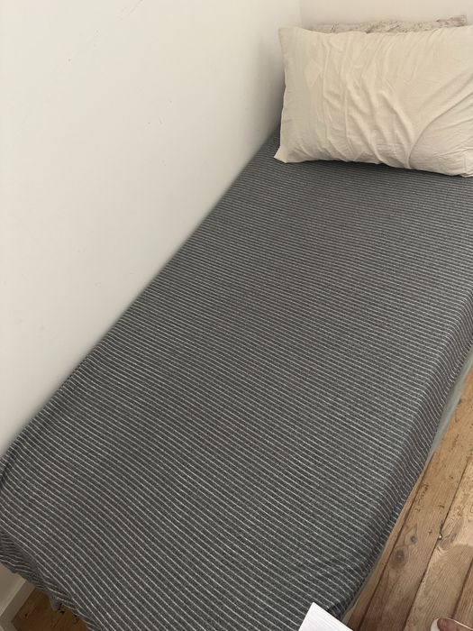 Cama + colchão solteiro (com arrumação - baú)