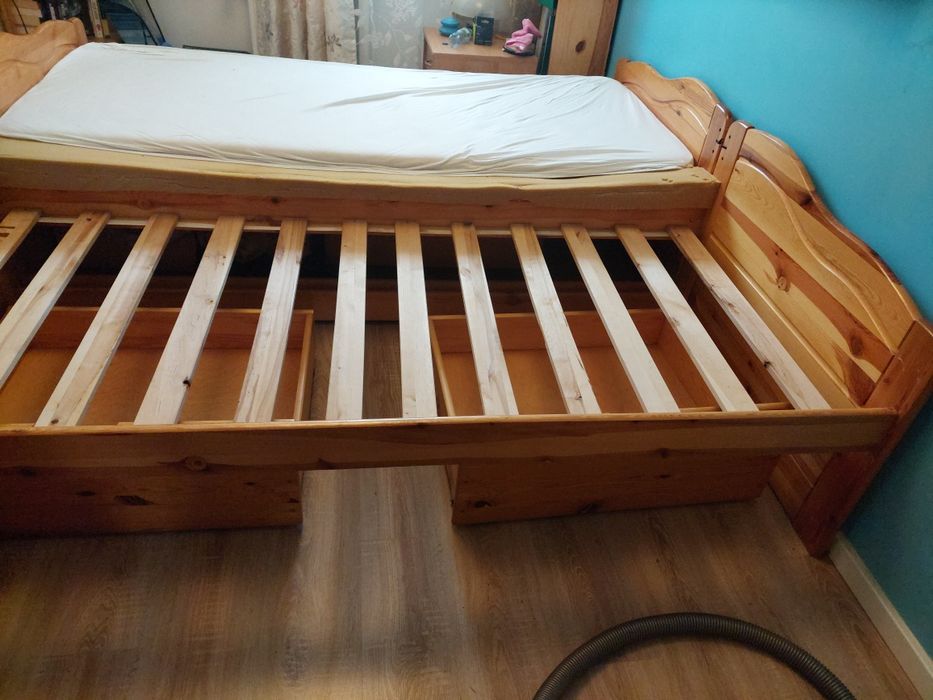 2 łóżka drewniane sosnowe plus gratis 4 szuflady można złączyć razem