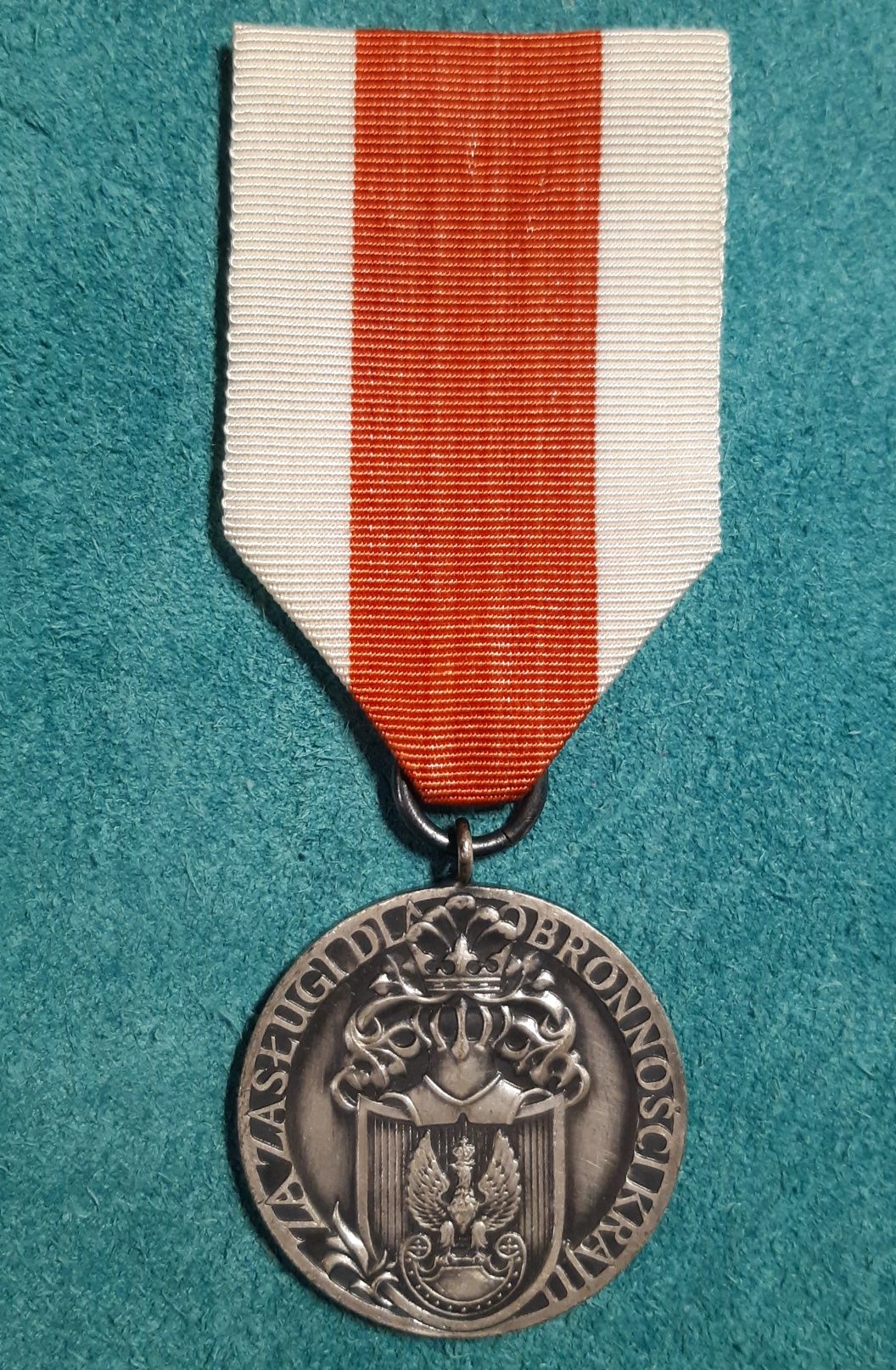 Medal za Zasługi dla obronności srebrny z legitymacją