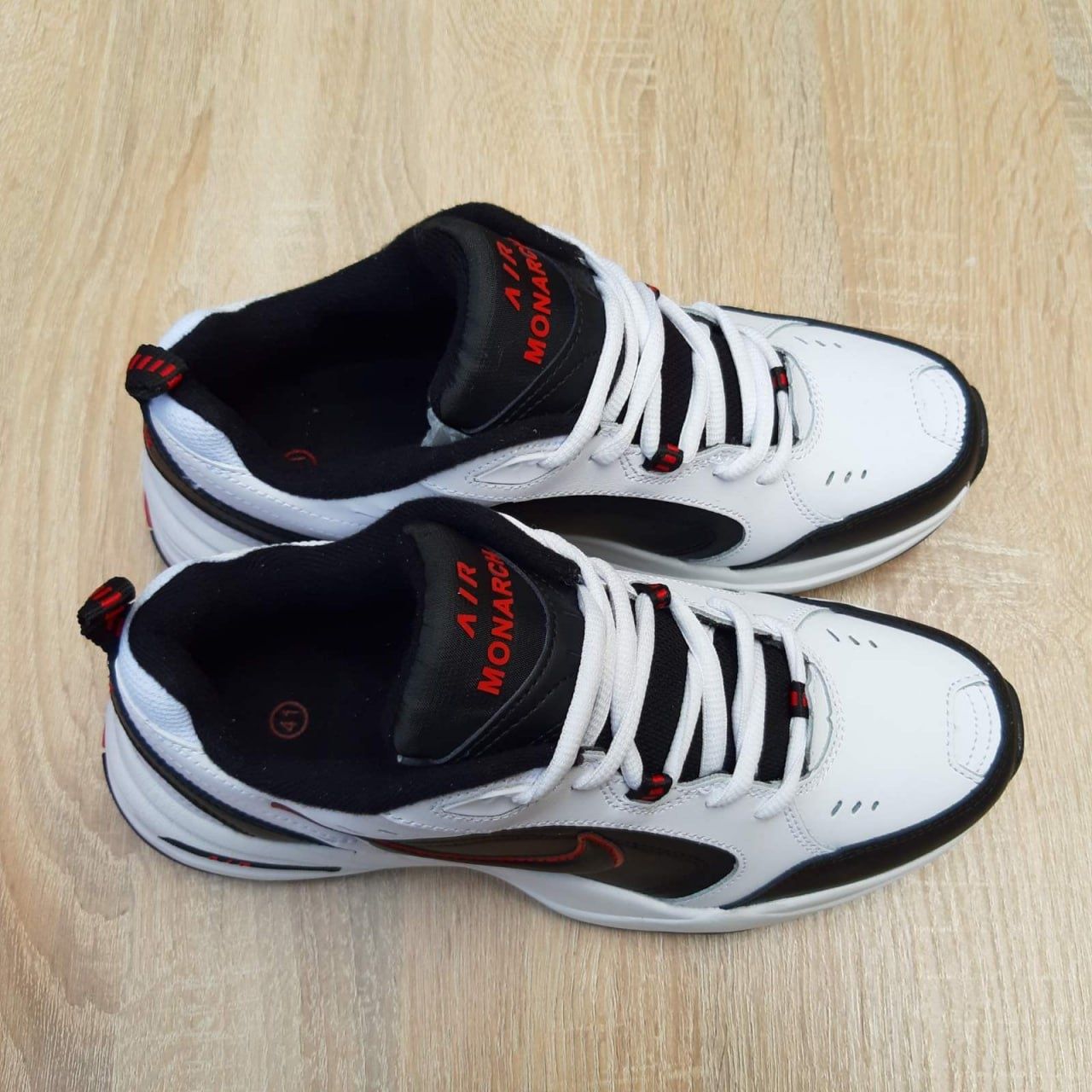 Чоловічі кросівки Nike Air Monarch Білі з чорним з червоним