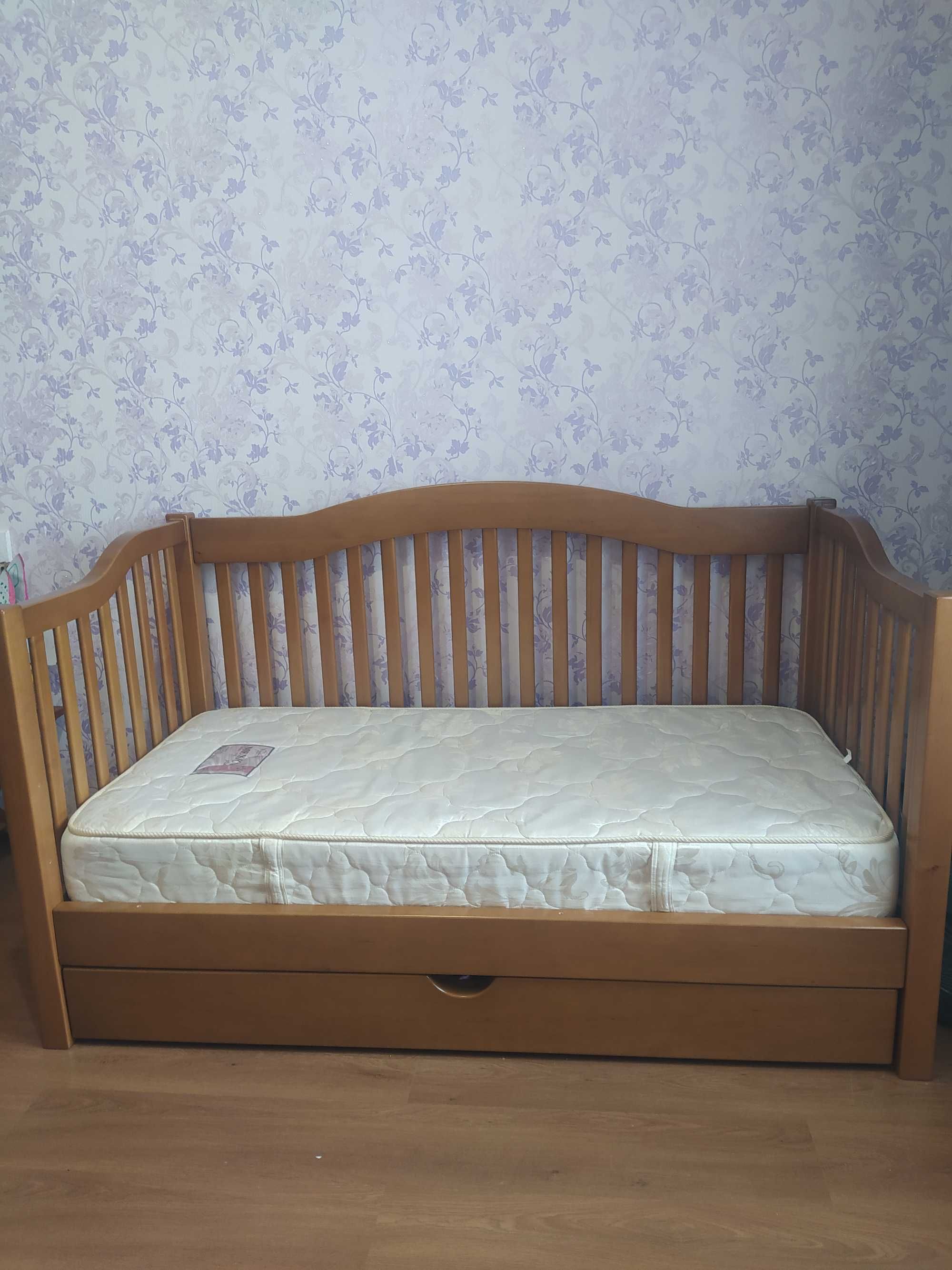 Дитяча дерев'яна кровать