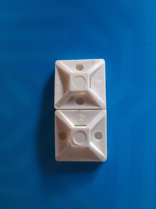 Base auto-adesiva para abraçadeiras