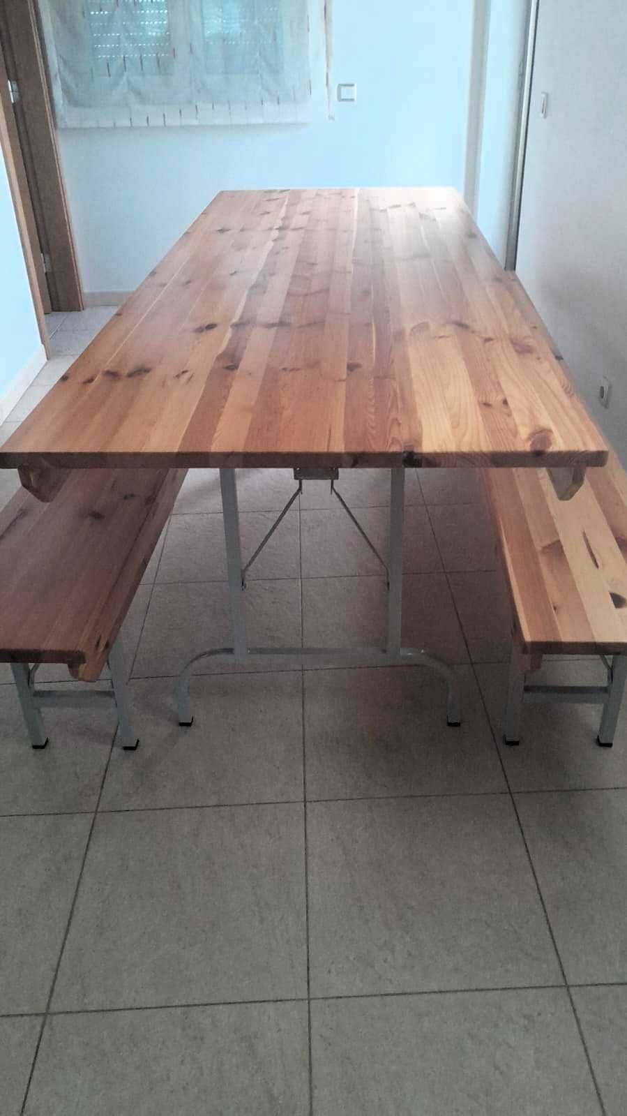 Mesa de Madeira Maciça com Bancos