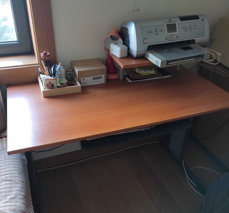 Secretária Staples com prateleira para impressora e outra p teclado
