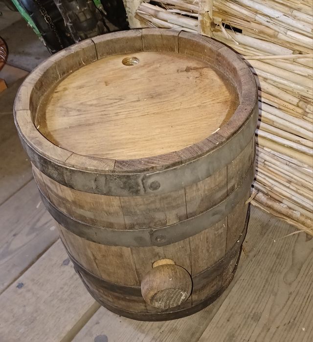 Beczka   dębowa .