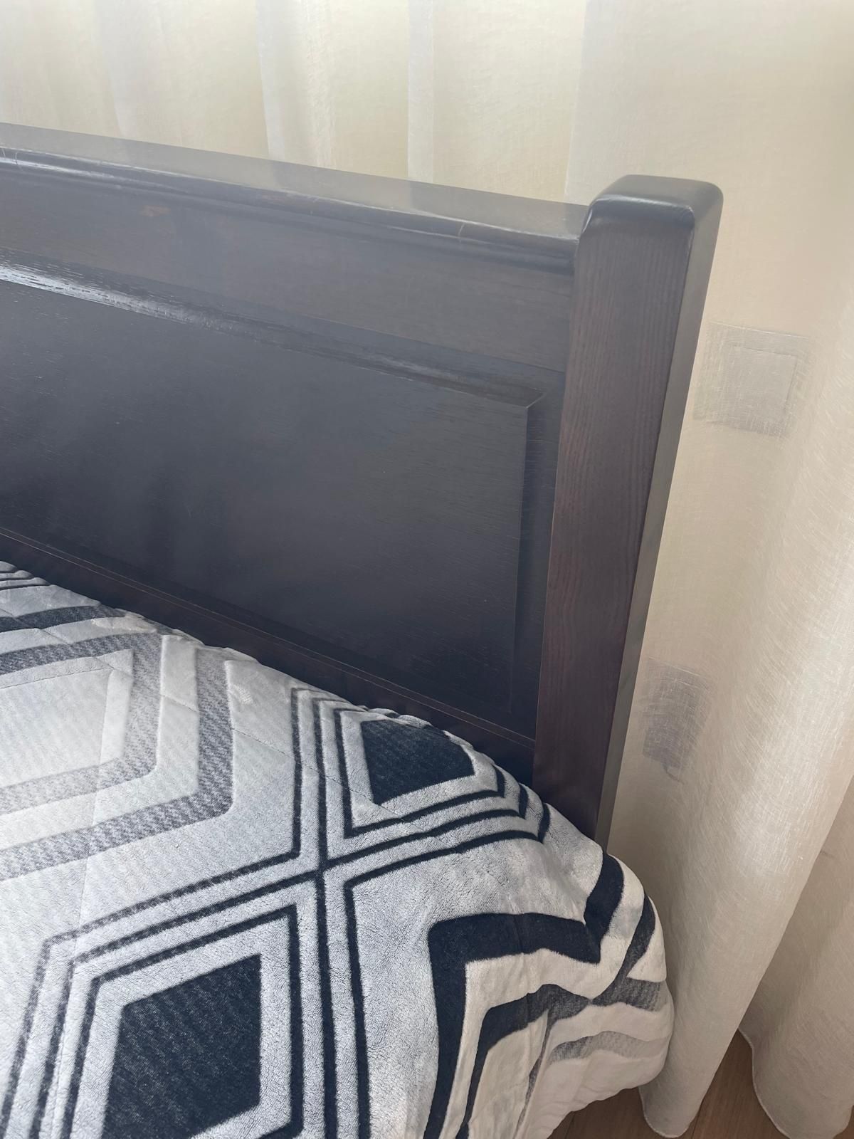 Cama com 2 mesas de cabeceira