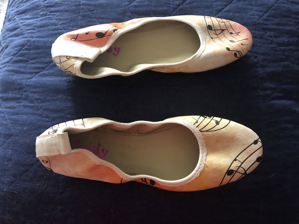 Sapatos de senhora com motivos musicais