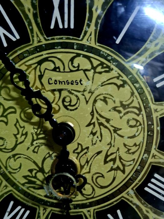 Roda de leme com relogio mecanico