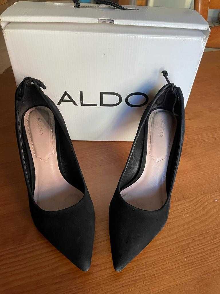 Sapatos da marca Aldo.