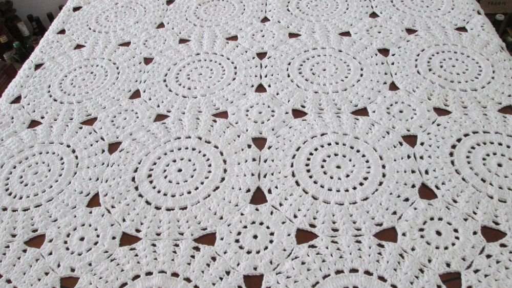 Toalha de mesa em crochê feita á mão , barbante numero 4