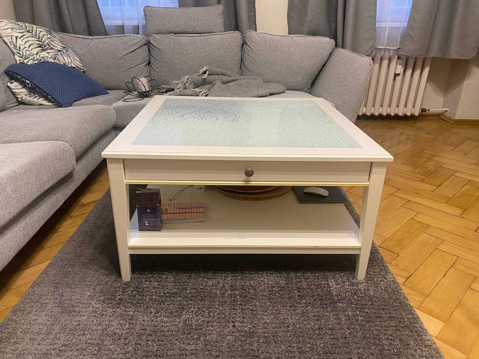 szklany stół z wiszącymi szafkami