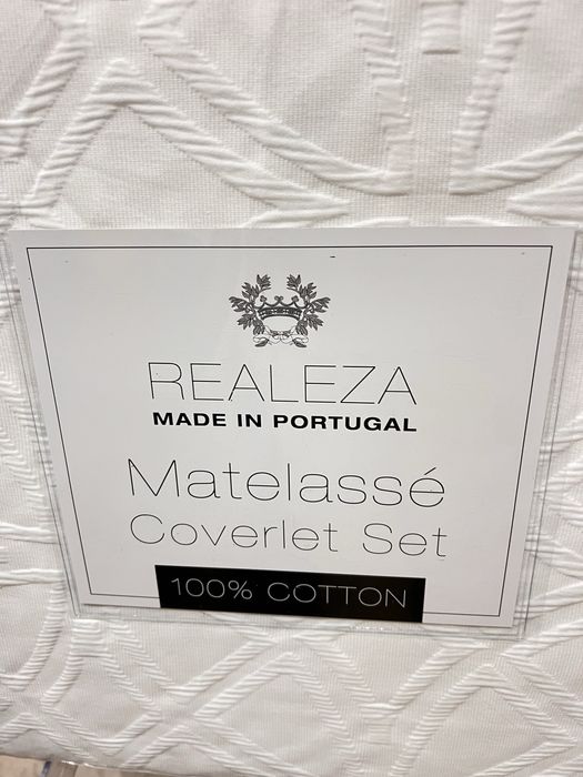 Colcha de exportação com duas almofadas iguais.