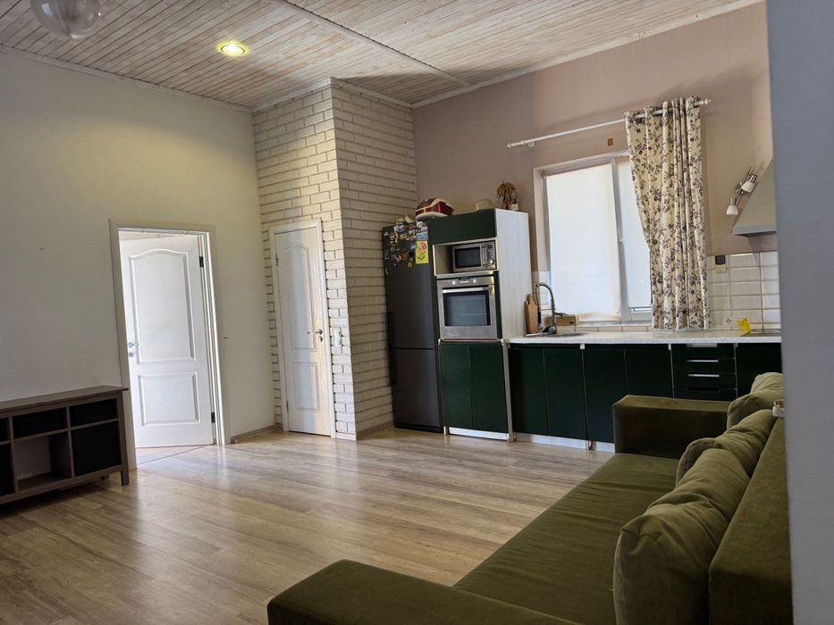 Невеликий будинок із земельною ділянкою