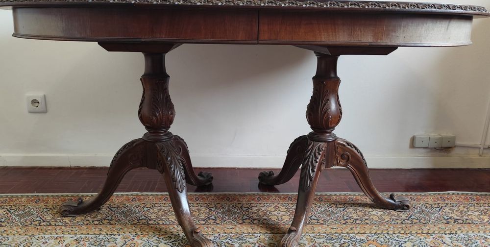Armário e mesa de jantar estilo clássico