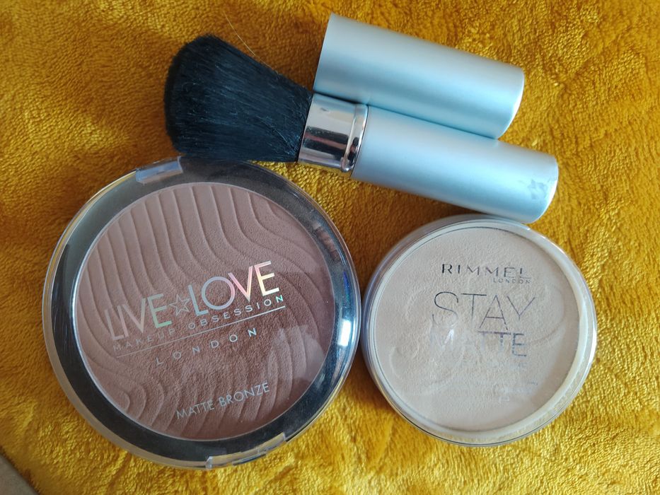 Bronzer puder Rimmel i pędzel