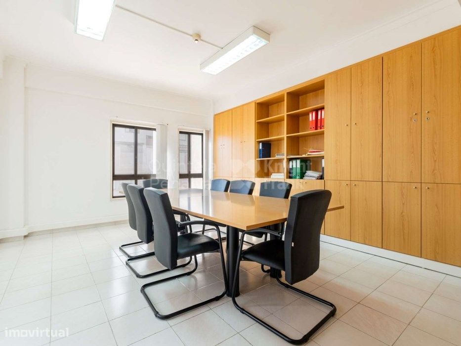 Escritório para arrendamento, sem móveis, em Telheiras