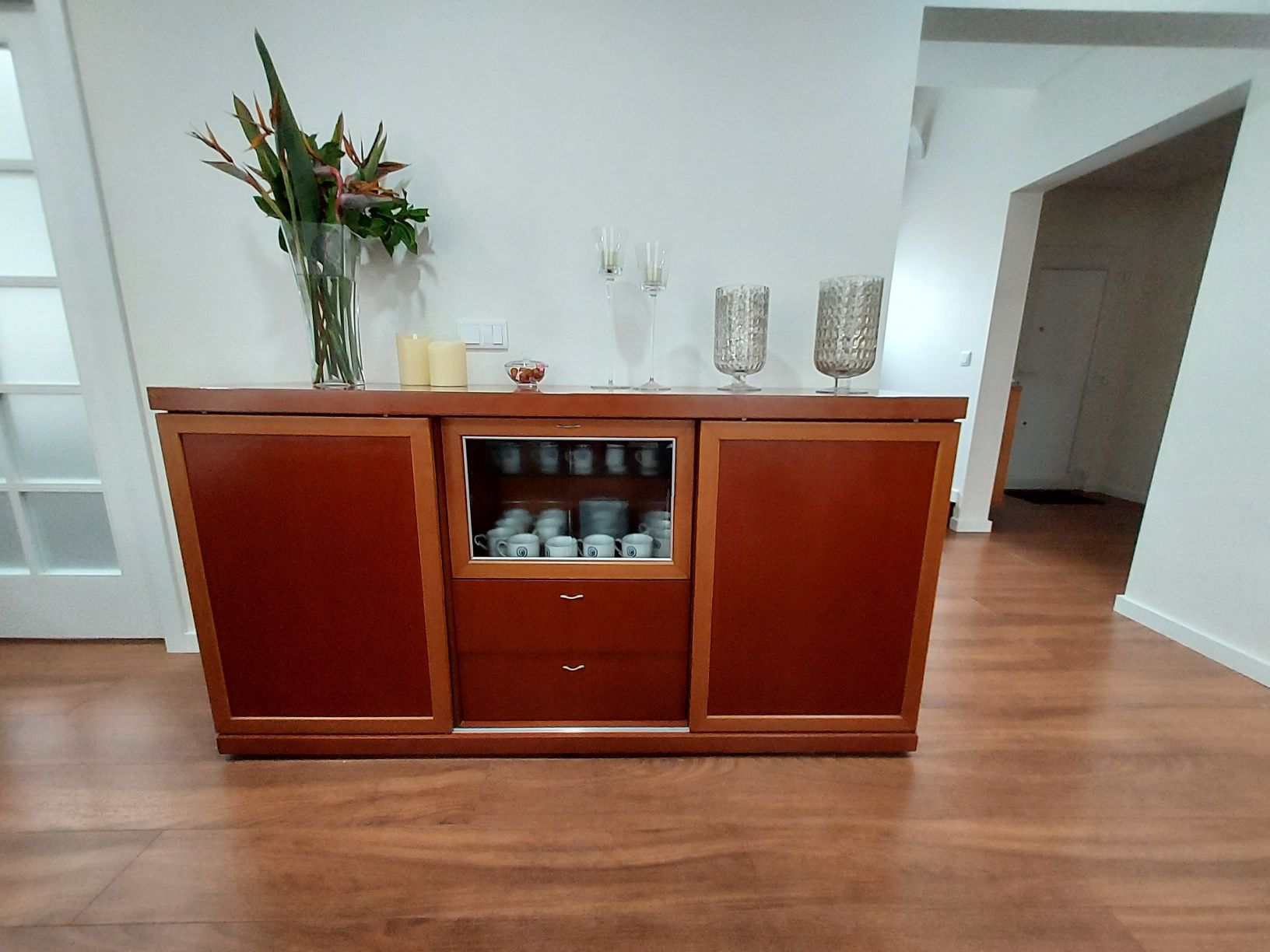Conjunto móveis e mesa de sala com cadeiras