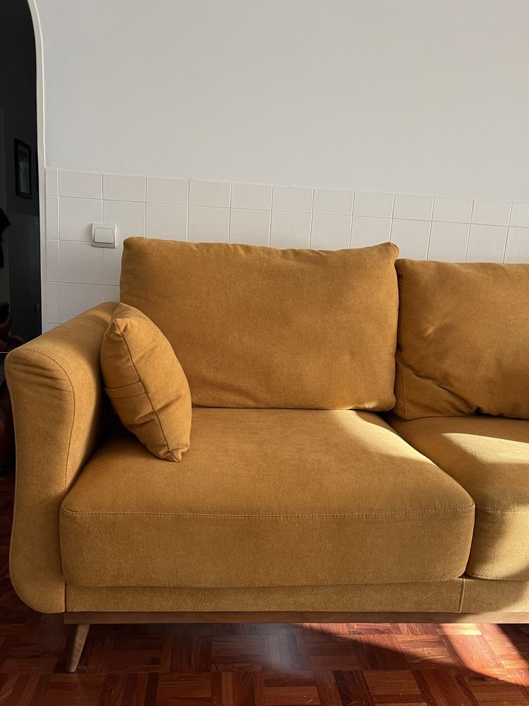 Sofa Olaf 3 lugares em tecido amarelo torrado