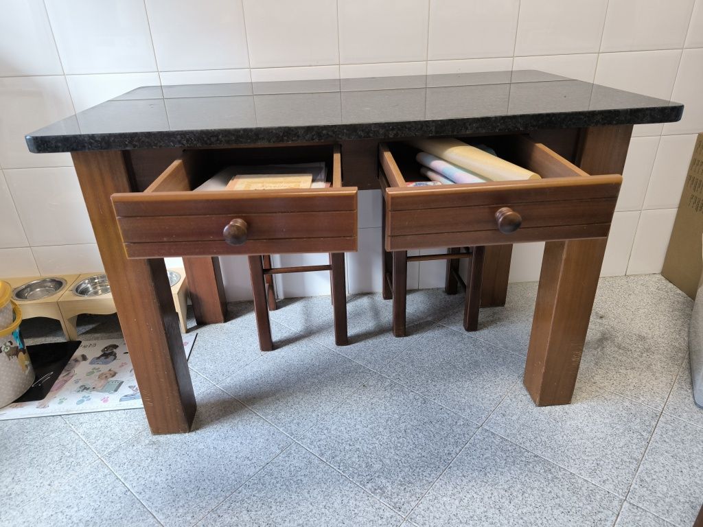 Mesa de cozinha com bancos