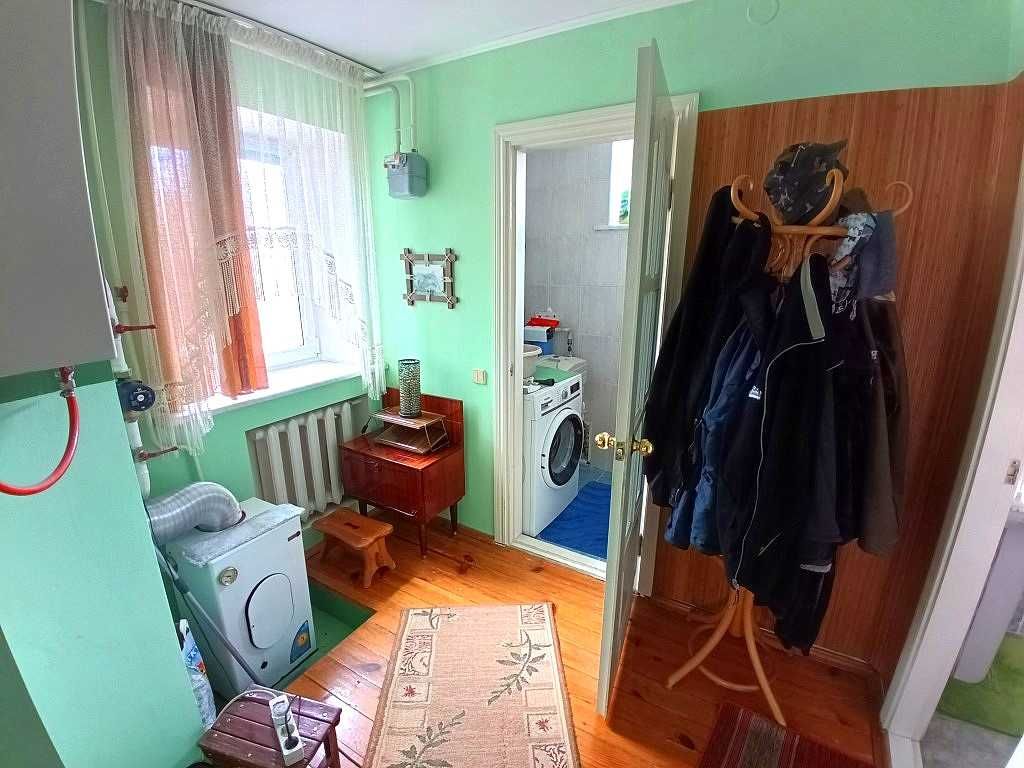 Продам жилий будинок в центрі Макарова.