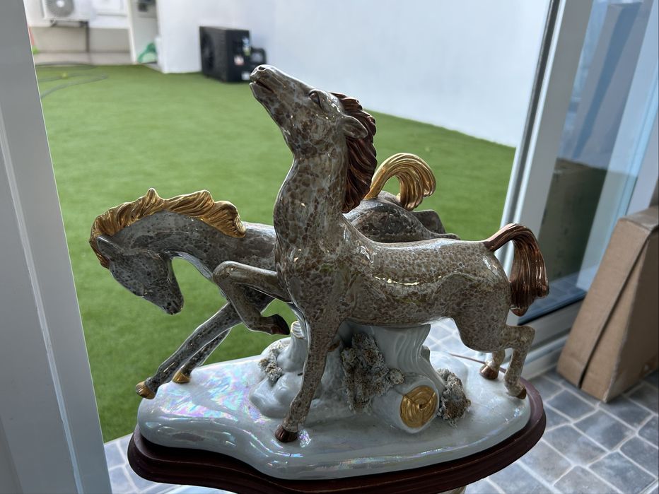 URGENTE - Estatueta em porcelana