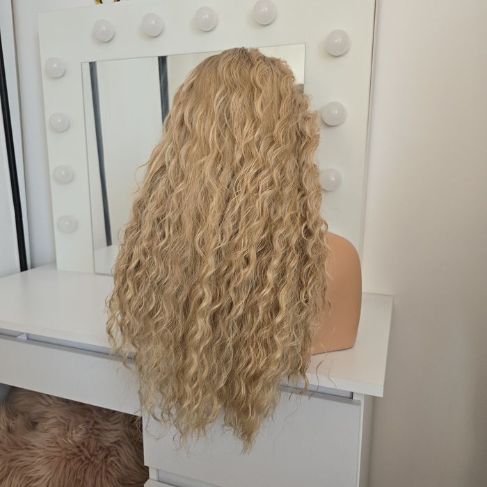Peruka syntetyczna loki jasny ciepły blond