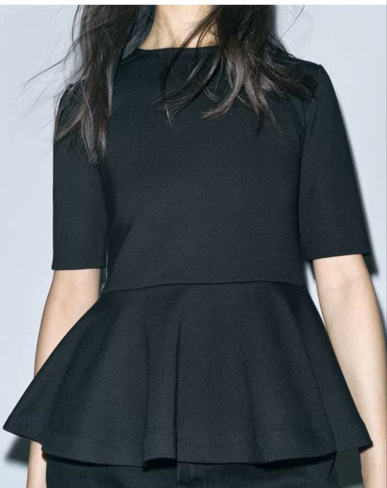 Чорна футболка з баскою ZARA