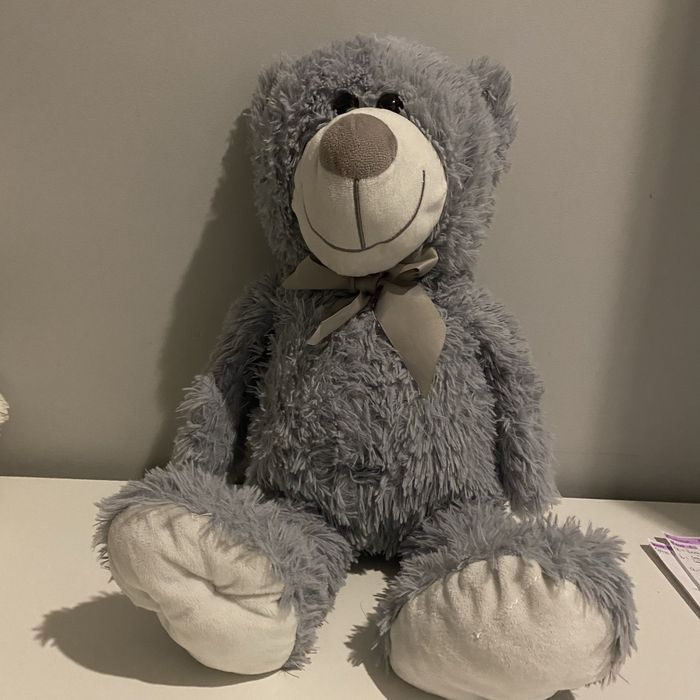 niebieski duży pluszowy miś