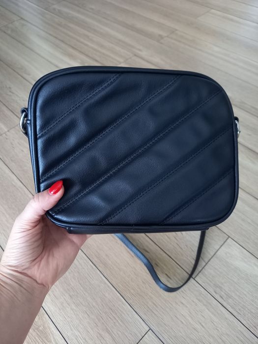 Mała torebka z pikowaniem czarna - HOUSE