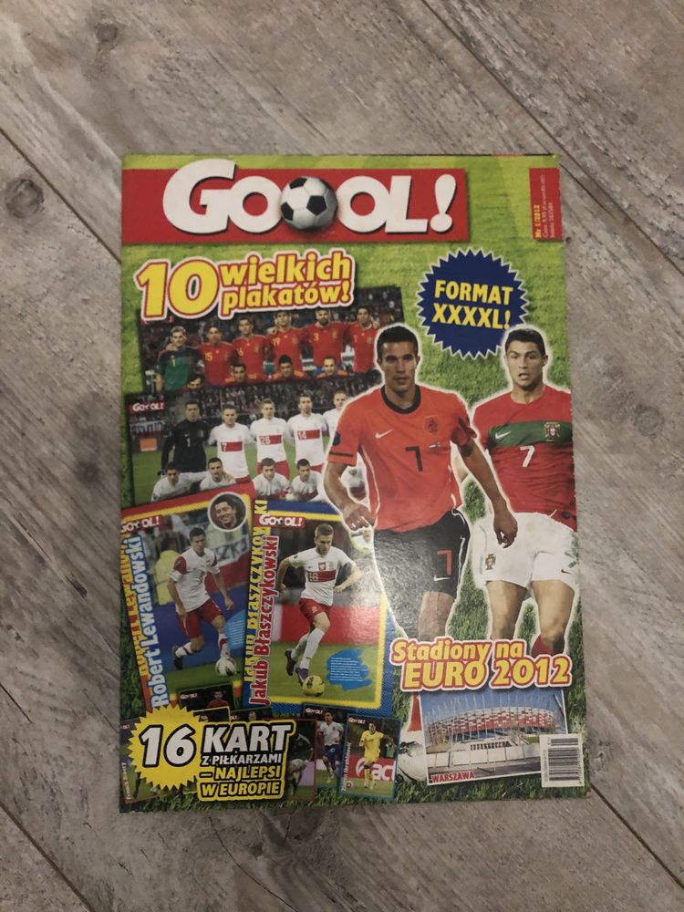Gazeta piłkarska z wielkimi plakatami i kartami piłkarskimi