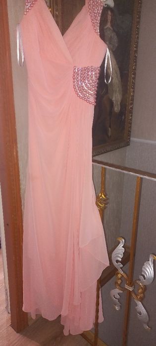 Вечірня або випускнс сукня.