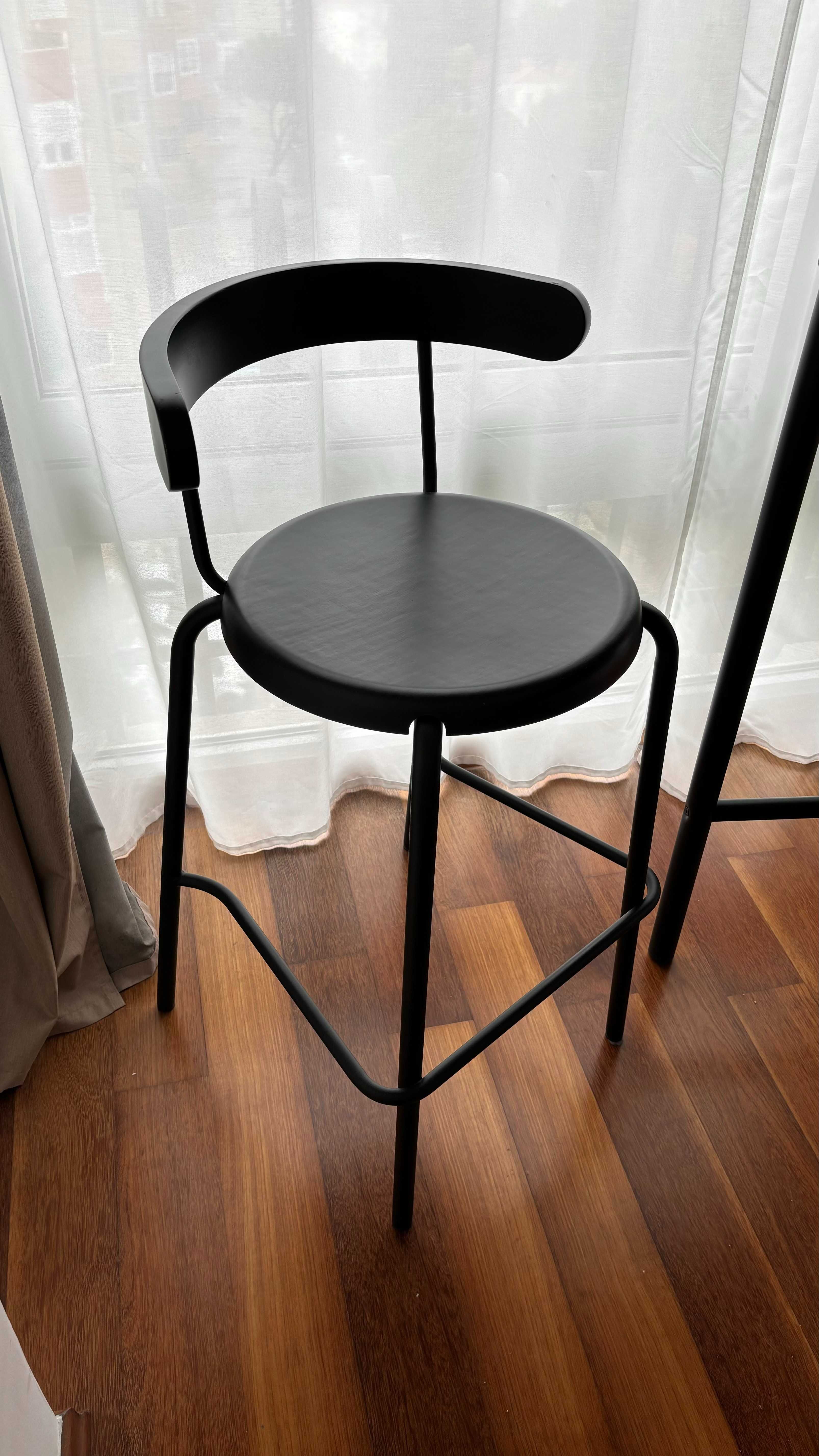 Mesa alta IKEA preta c/ 4 cadeiras