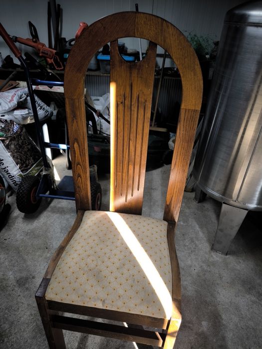 Cadeira em madeira em bom estado