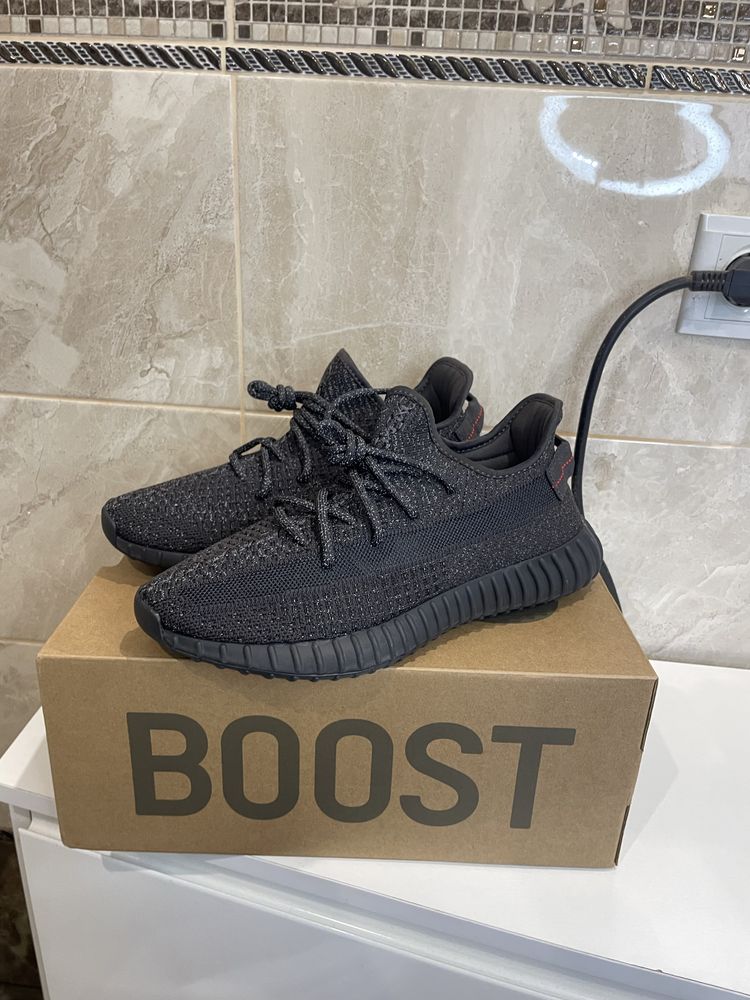 ОРИГІНАЛЬНІ Кросівки Adidas Yeezy Boost 350 V2  43 / 44 Розміри