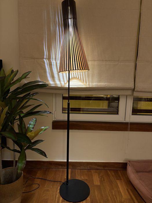 Candeeiro de pé ripas preto