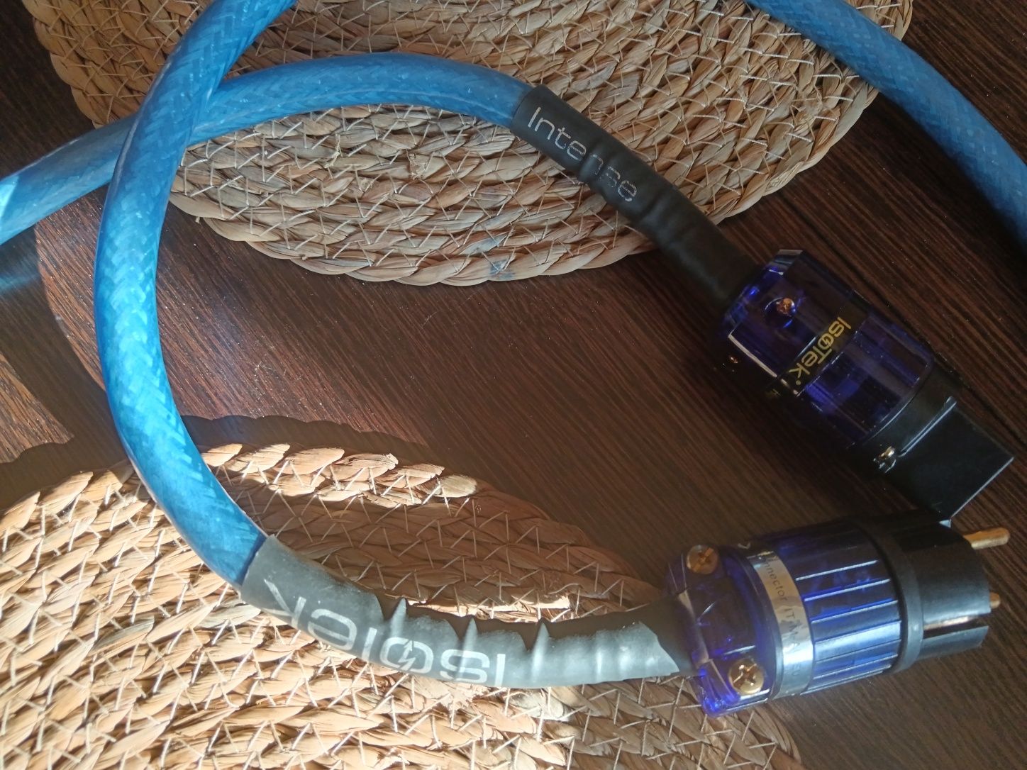 Продам сетевой кабель Isotek Intense