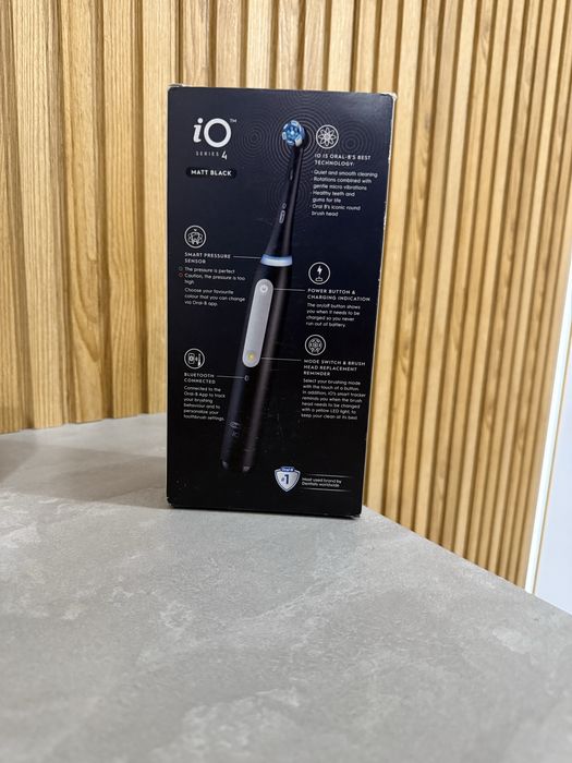 Електрична зубна щітка OralB io series 4 black