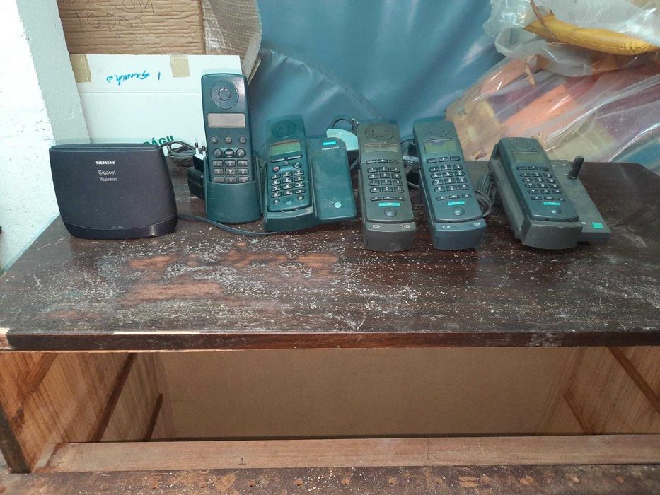 Lote de telefones portáteis Siemens e PT